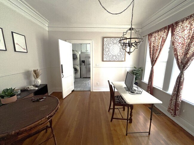 Foto del edificio - CHARMING FURNISHED BROADMOOR HOME