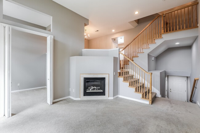 Building Photo - 572 Blackwood Ter