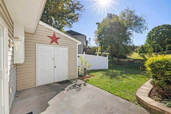 Building Photo - Two Master Suite Townhouse in Avalon Woods
