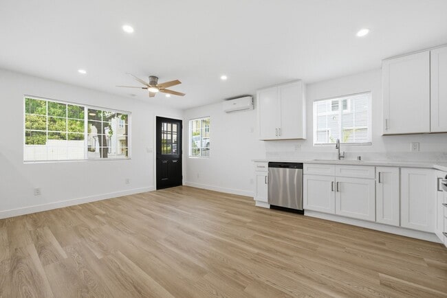 Building Photo - 520 Poinsettia Ave