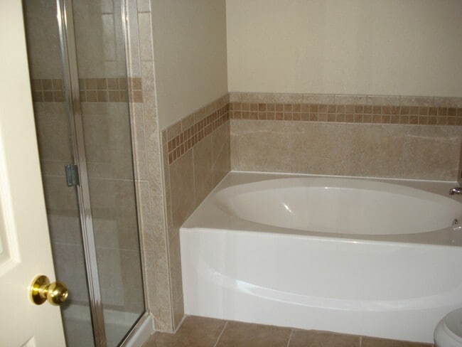 Building Photo - 2 Bedrooms, 2 Baths and a Single Car Garage