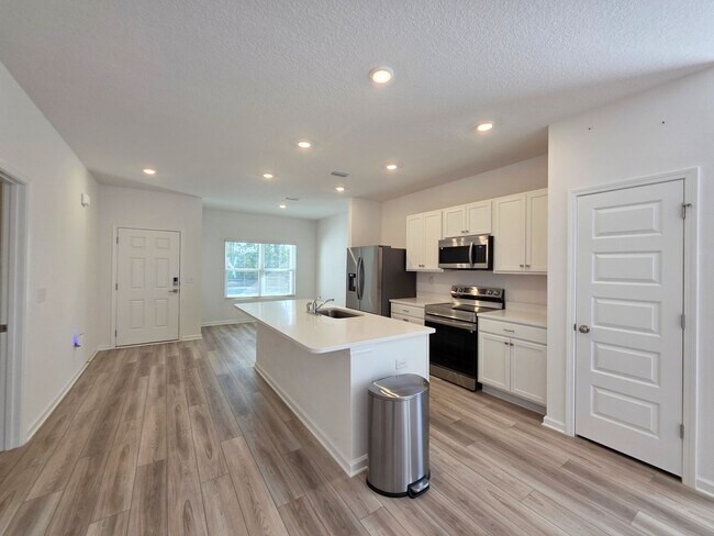 Foto del edificio - 3BR/2BA home with internet included