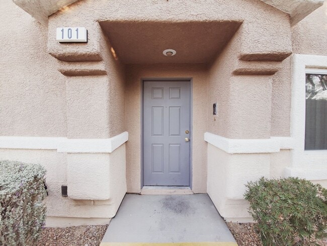 Building Photo - GORGEOUS 2 BED 2 BATH CONDO!