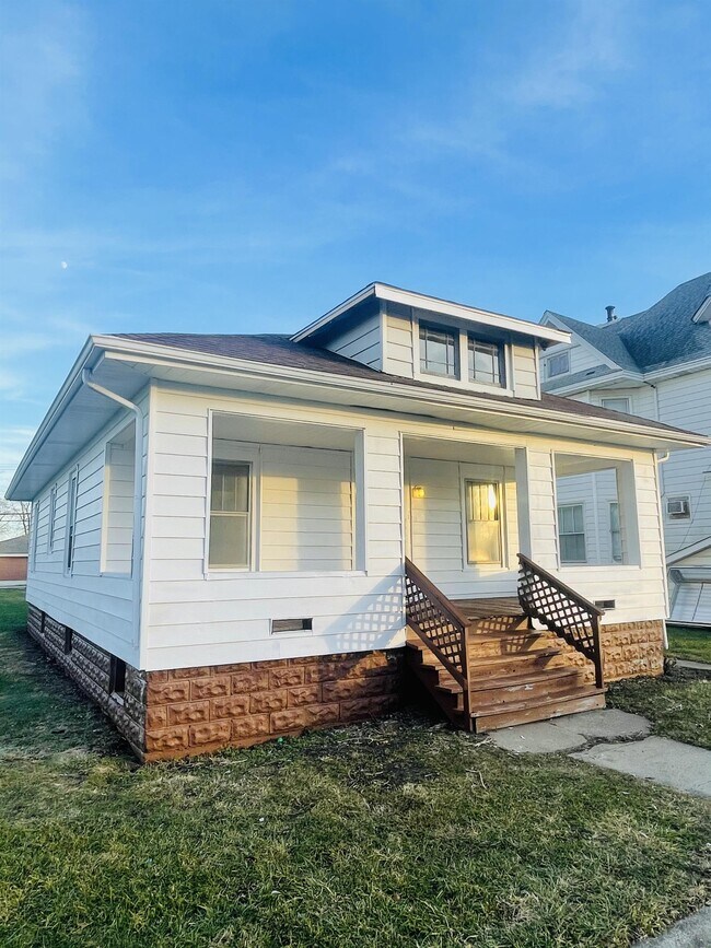 Building Photo - 1156 S E Ave