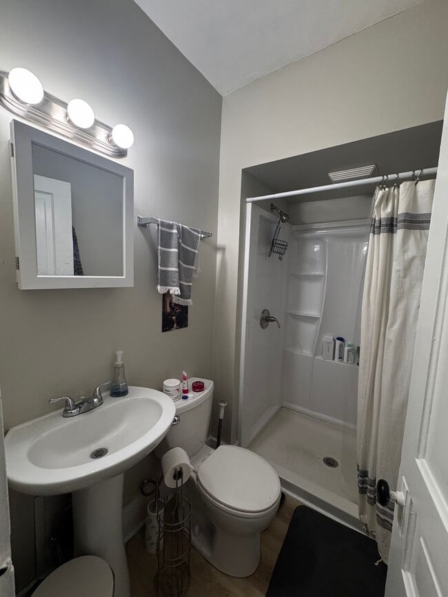 Building Photo - 4 Bed, 2 Bath in Oakland- Available Aug 1- Pitt Off Campus Housing