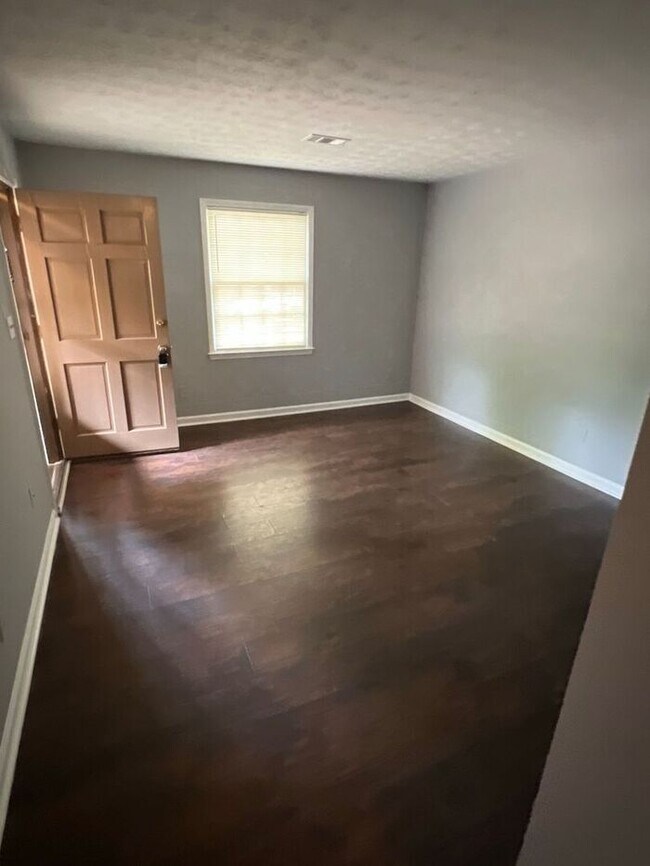 Building Photo - Great 2 bedroom 1 bath ranch duplex Ready Now!!!