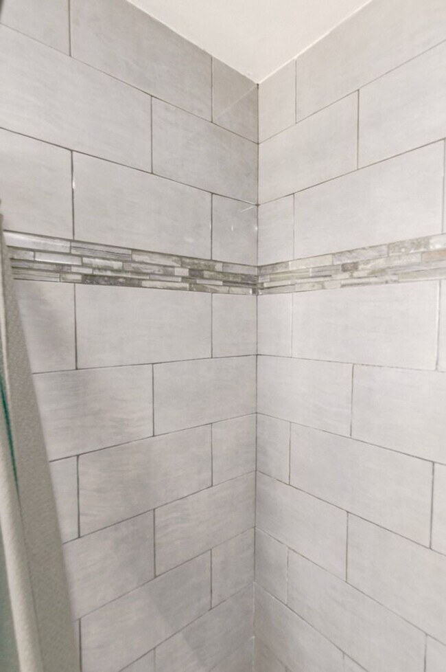 Foto del edificio - Room for Rent in 5 Bedroom House