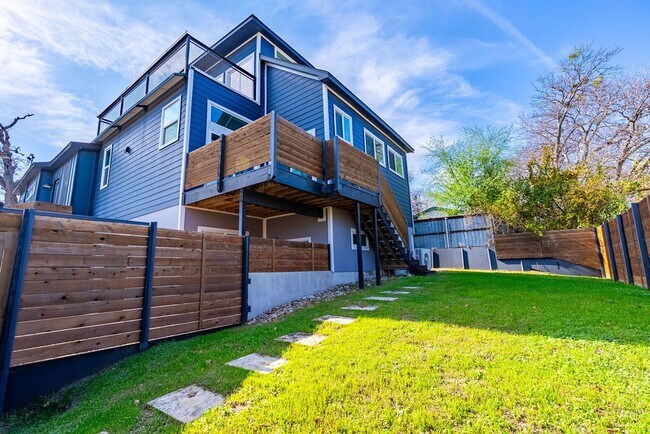 Building Photo - Tip Tier Views at this Beautiful 4 bedroom, 3 bathroom home in Central East Austin!!!