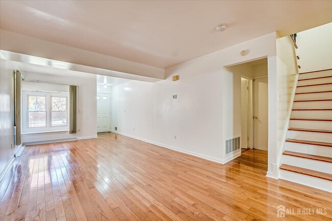 Building Photo - 536 Elsie Ave