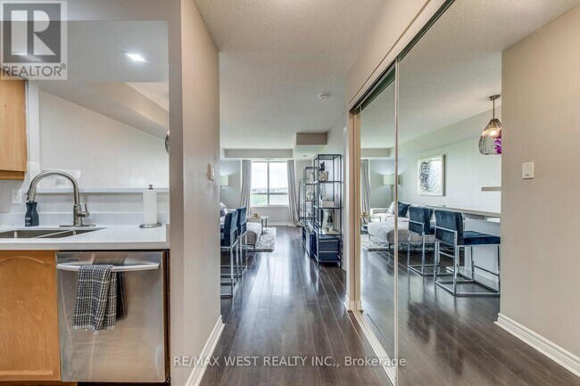 Photo du bâtiment - 700-1700 Humberwood Blvd