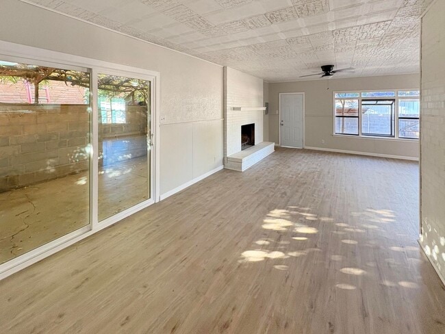 Foto del edificio - 512 E Mesa Dr