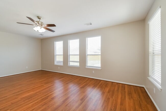 Building Photo - 1060 Cabot Cove