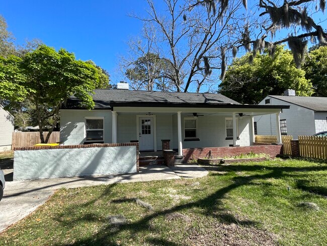 Porche delantero con ventiladores - 18 Palm Ave