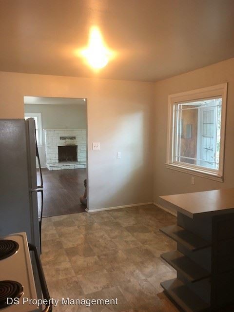 Building Photo - 2 br, 1 bath House - 581 S Victoria Dr