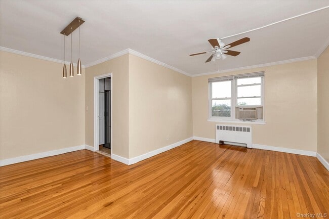 Foto del edificio - 275 Maple Ave