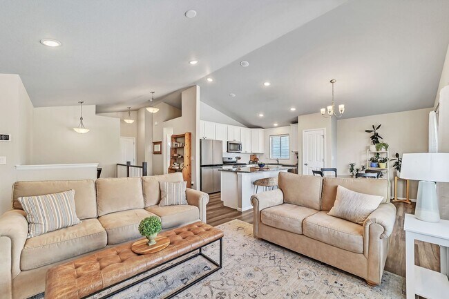 Building Photo - 13170 Valley Peak Dr