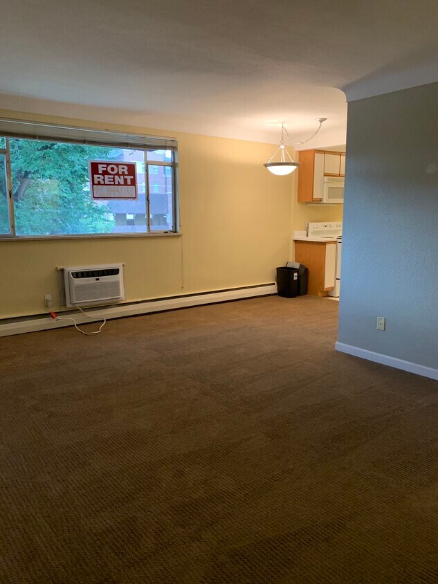 Foto principal - 2295 E Asbury Ave
