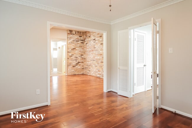 Foto del edificio - 3823 Pleasant Valley Dr