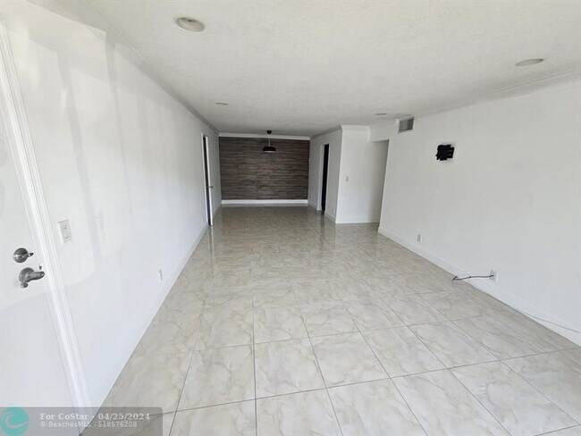 Foto del edificio - 6287 Bay Club Dr