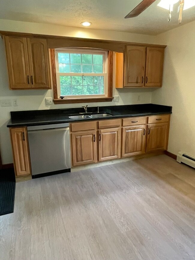 Building Photo - Single Family Home 3 Bed 2 bath available ...
