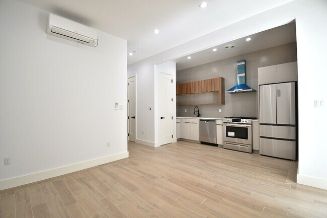 Building Photo - 582 E 138th St