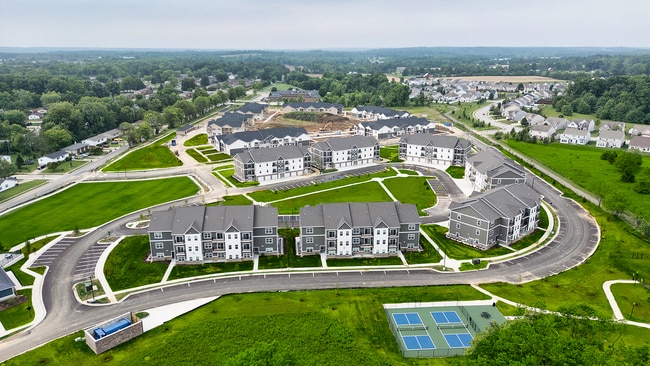 Aquí tienes una vista panorámica de tu hogar: un moderno complejo de apartamentos en Bloomington con un diseño inteligente, espacios verdes y el espacio que tanto anhelas. - Westgate on Third