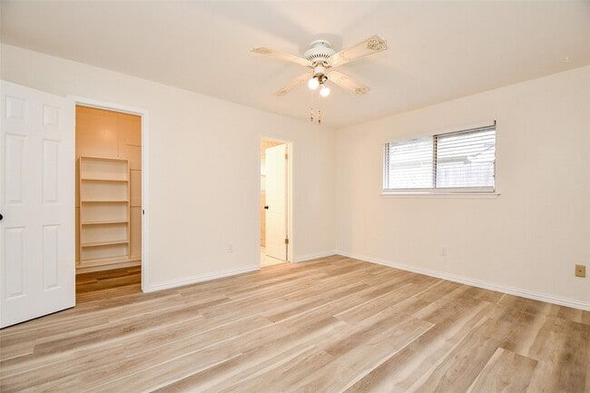 Building Photo - 162 Bluebonnet St