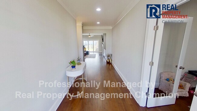 Building Photo - Spacious 4 BD Executive Home Loaded with U...