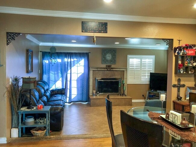 Building Photo - 5 Bed 3 Bath House With Amazing Salt Water Pool!