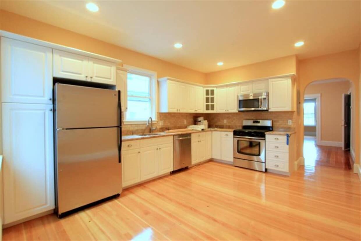 Primary Photo - 179 College Ave