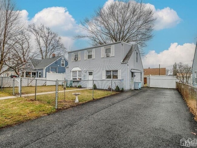Building Photo - 5 Bedroom 2 Bathroom Single Family Home in...