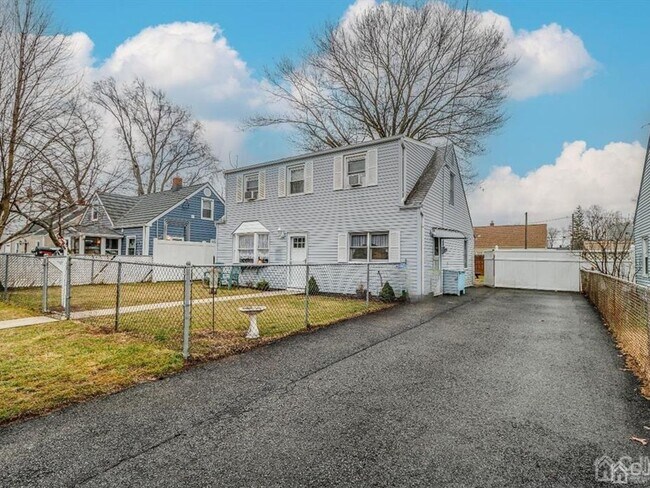 Foto del edificio - 5 Bedroom 2 Bathroom Single Family Home in...