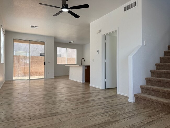 Building Photo - 51st Ave and Broadway, 3 bed, 2.5 bath, Fr...