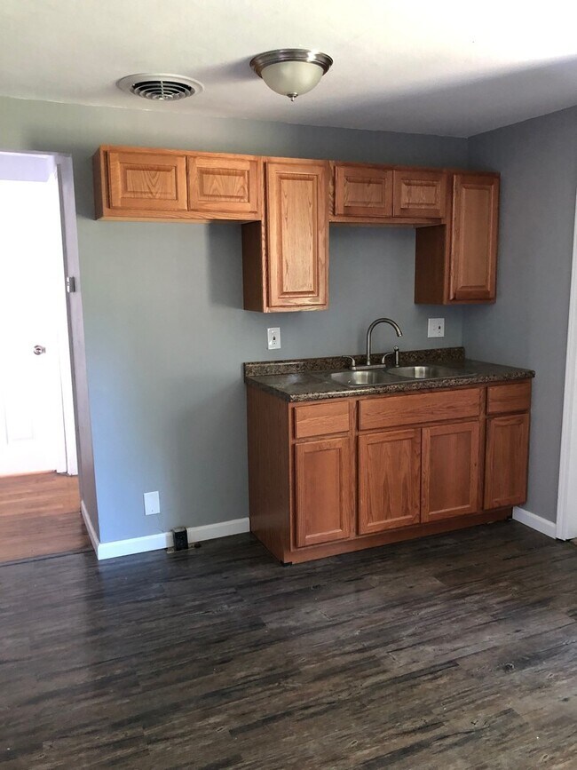 Foto del edificio - Beautiful Updated 2 Bedroom Home! A Must See!