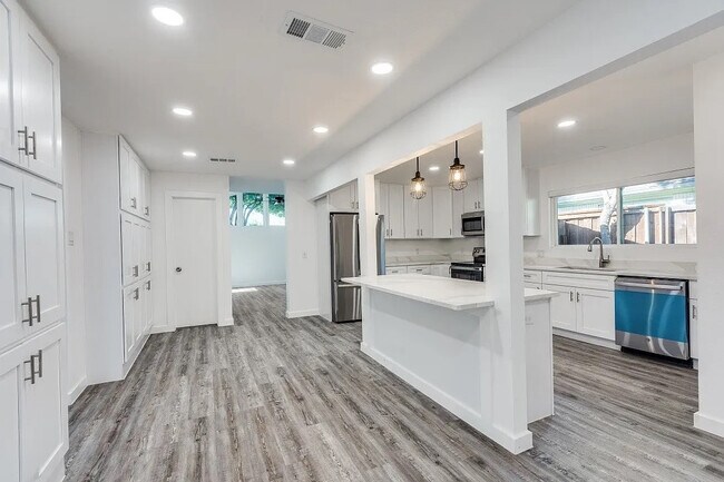 Cocina moderna y espaciosa - 1805 Boulder Dr