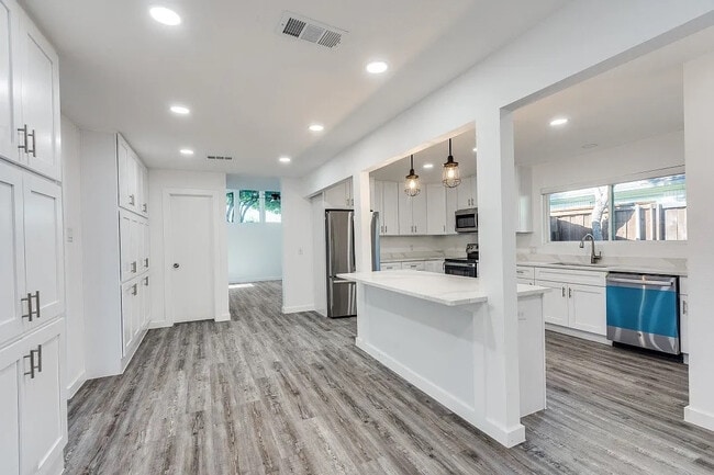 Modern - Spacious Kitchen - 1805 Boulder Dr