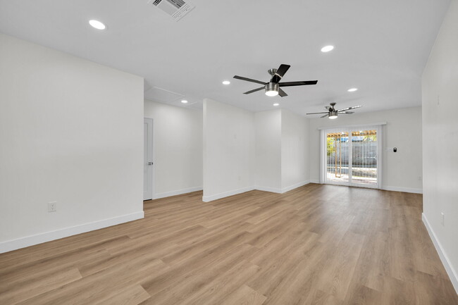 Foto del edificio - Beautifully updated 3-bedroom, 2-bath sing...