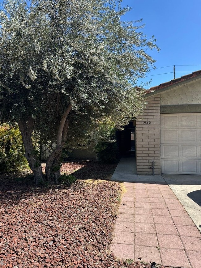 Building Photo - 1930 S Royal Oaks Dr