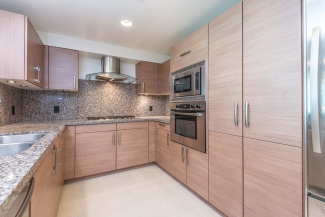 Building Photo - 13650 Marina Pointe Dr