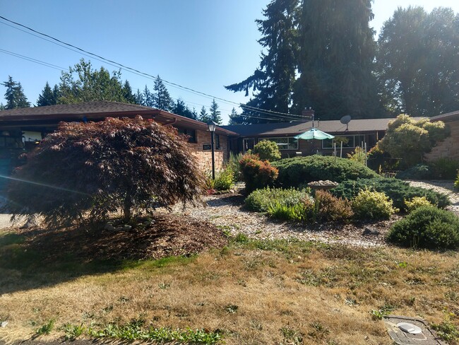 2 bed, 1 bath centrally-located duplex - 1415 9th Ave SW