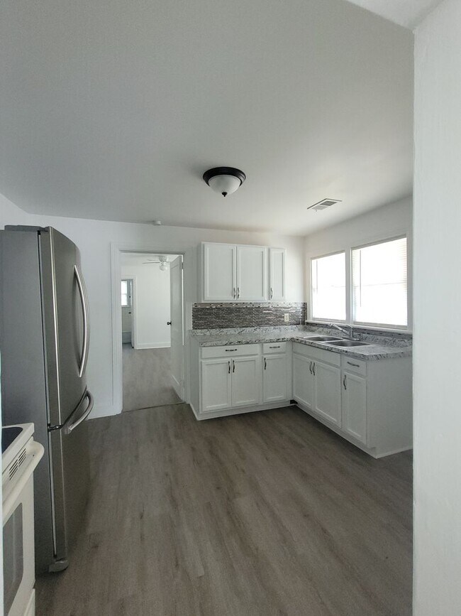 Building Photo - 4 BR 2BA