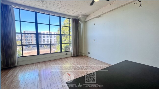 Building Photo - Spacious and light loft in an amazing buil...