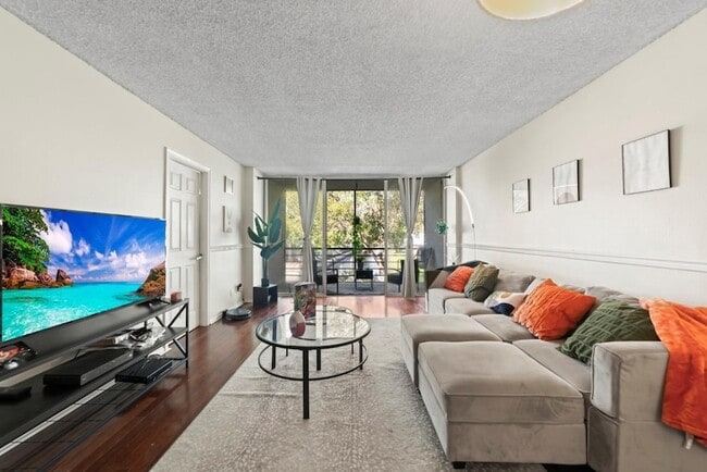 Building Photo - 113 Royal Pk Dr