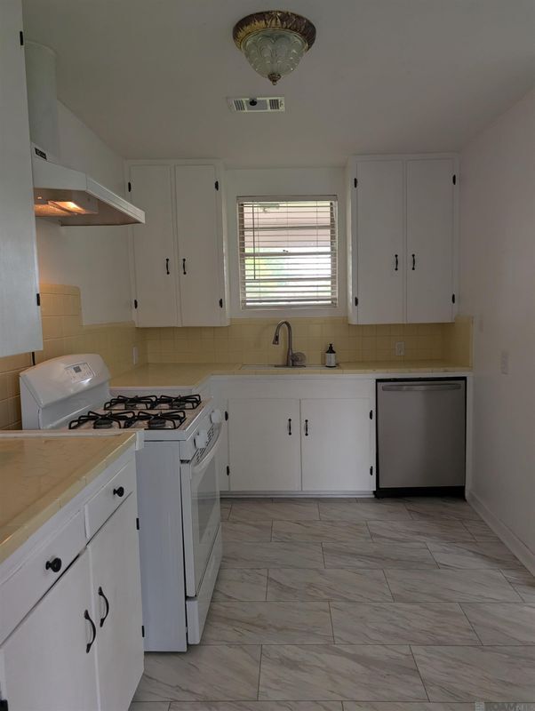 Building Photo - 235 Burgin Ave