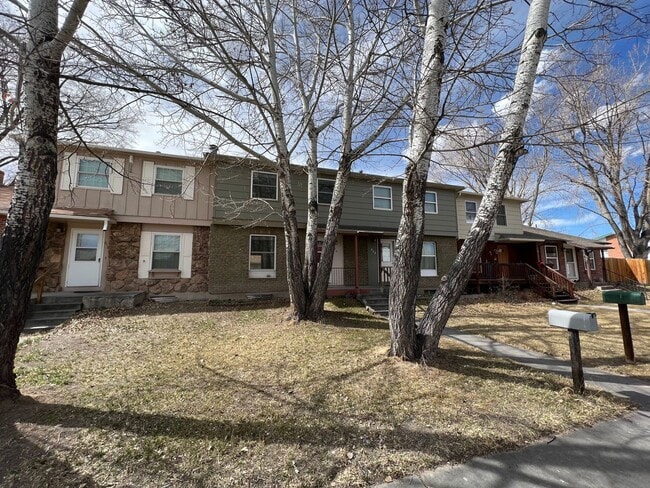 Building Photo - Very Nice 2-3 Bedroom, 1.5 Bath Townhome With 2 Car Garage