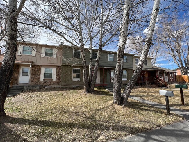 Foto del edificio - Very Nice 2-3 Bedroom, 1.5 Bath Townhome With 2 Car Garage