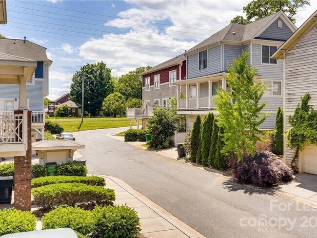 Building Photo - Uptown Charlotte Gem: Perfectly Positioned...