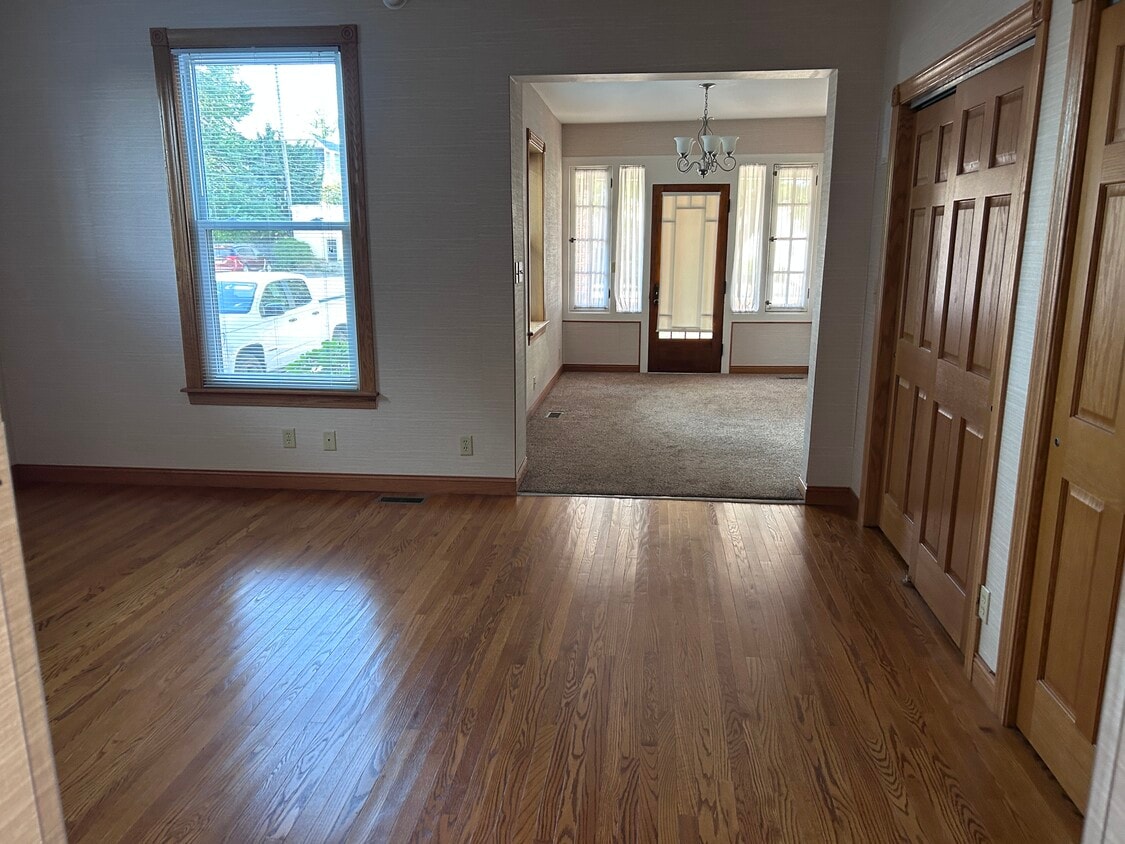 Primary Photo - 324 W Crawford St