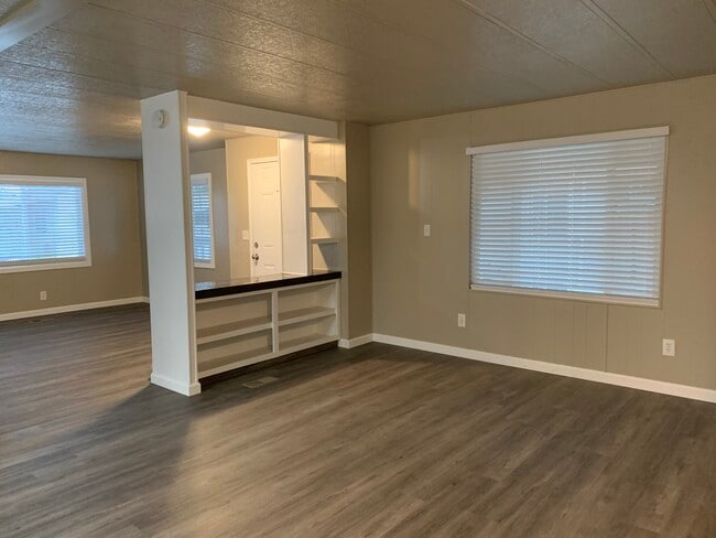 Building Photo - 5541 E Tulare Ave