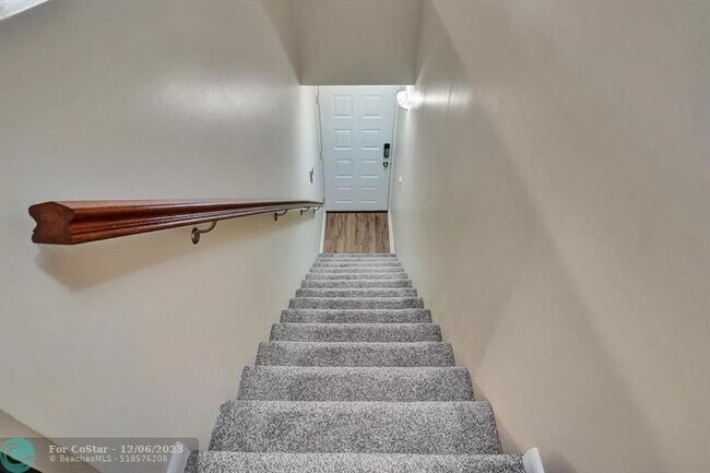 Foto del edificio - 703 Gardens Dr